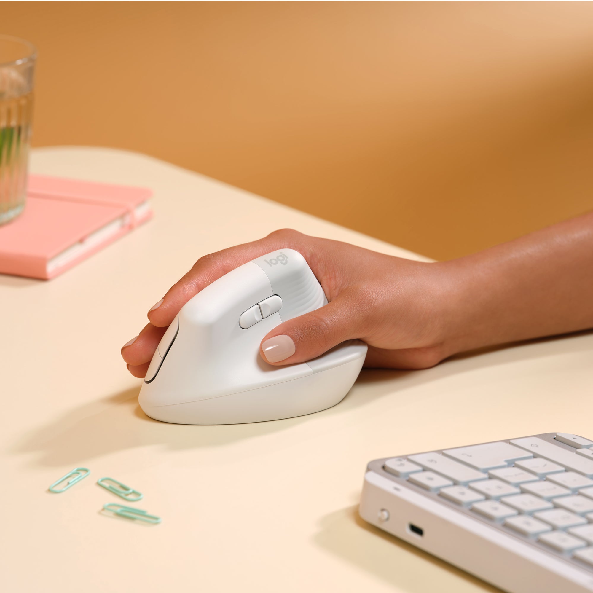 Logitech Lift fyrir Mac Vertical Ergonomic mús, Off-hvít/Pa